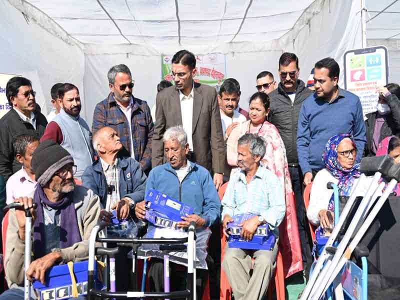 विकासखंड डोईवाला के दूरस्थ इठारना में सरकार जनता के द्वार; डीएम ने सुनी जन समस्याएं; अधिकतर समस्याओं का निस्तारण