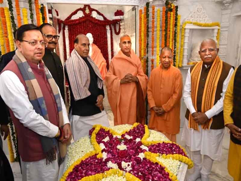 संत-महात्मा एवं गणमान्य अतिथियों ने गुरुदेव स्वामी सत्यमित्रानंद गिरि जी महाराज के समाधि स्थल पर पहुंचकर श्रद्धासुमन अर्पित किए