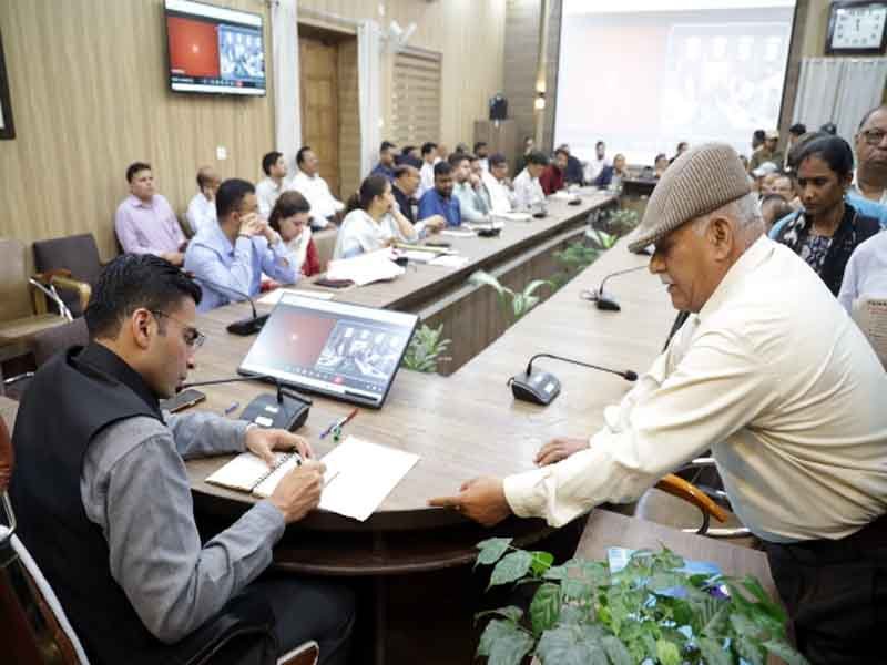 वर्ष 2017 से खेतों में पड़ा मलबा; क्षतिग्रस्त नहर की 5 लाख अवशेष राशि; डीएम ने पीएमजीएसवाई के अधिकारियों से मौके पर लिखवाई निस्तारण तिथि