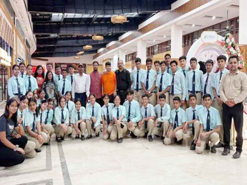 उत्कृष्ट प्रदर्शन करने वाले कक्षा 10 के छात्र-छात्राओं ने सफलता का जश्न उत्साह और गर्व के साथ मनाया